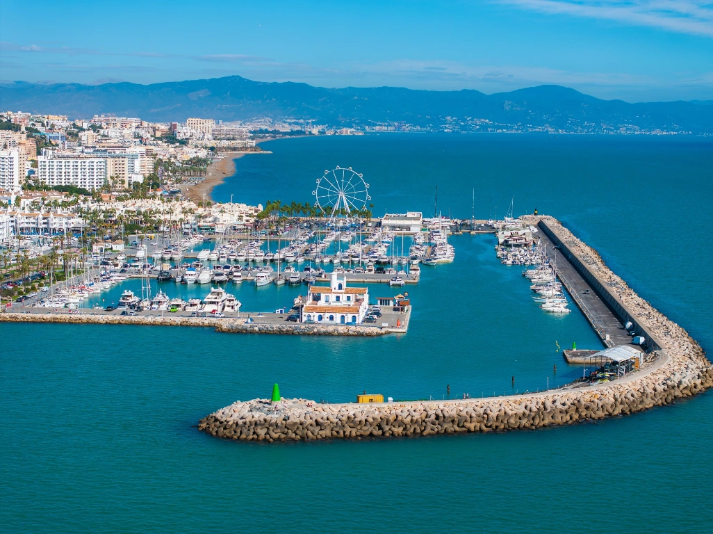 Vista panorámica de Benalmádena, en la Costa del Sol, con el puerto deportivo, la noria, la costa urbana y el mar Mediterráneo
