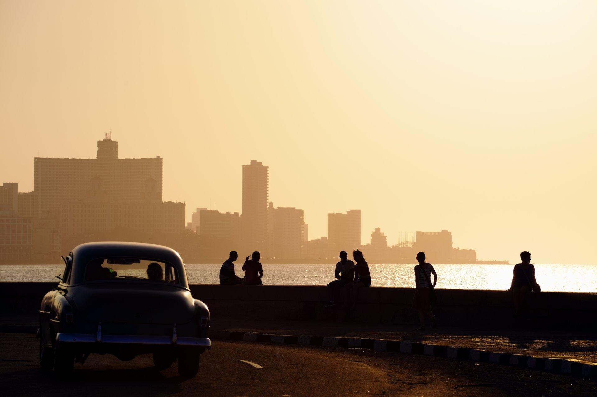 Puesta de sol en el Malecón de La Habana