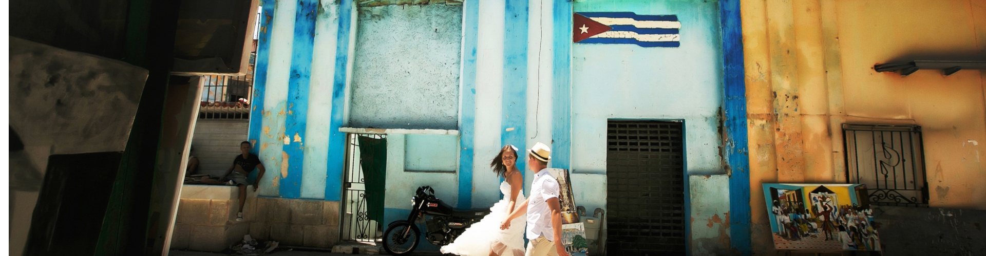 Pareja paseando por La Habana en Cuba