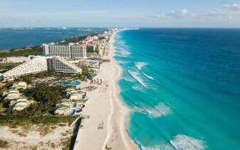 Vista aérea de la playa, hoteles y la laguna en Cancún