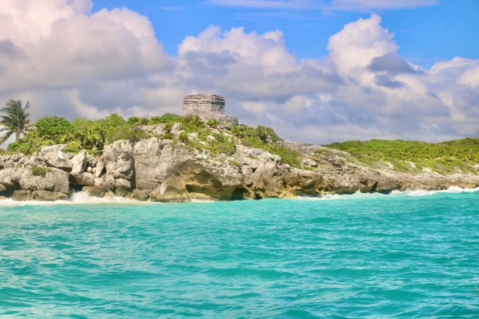 ruinas de tulum vistas desde el mar en playa paraíso riviera maya
