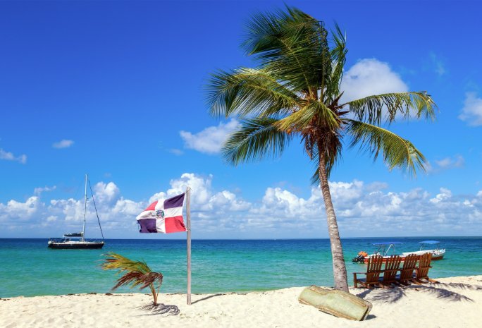 Bandera, sillas y palmeras en la playa de Punta Cana
