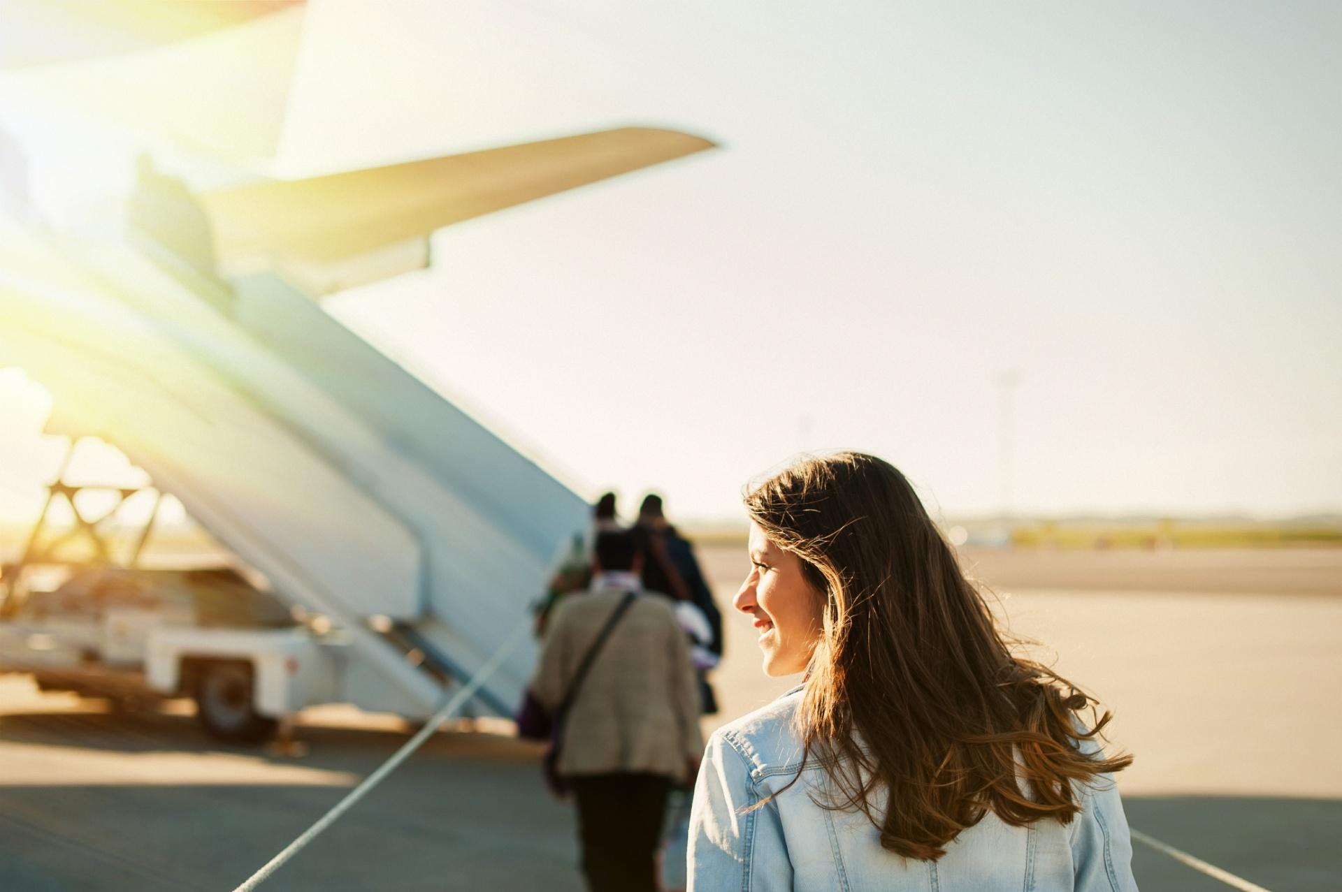 Chica Escalera Avion  -  Quienes Somos W2M