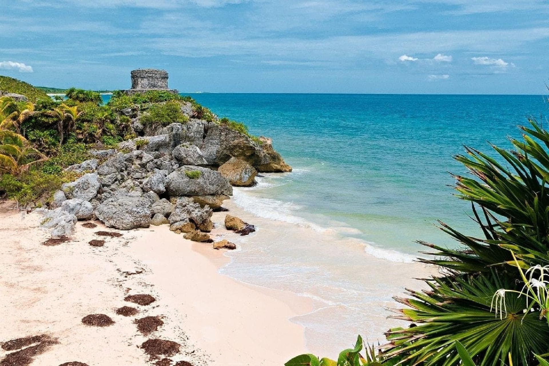 Playa paradisíaca con arena blanca y aguas turquesas. sin embargo