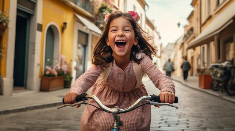 Niña paseando en bicicleta por las calles de Portugal