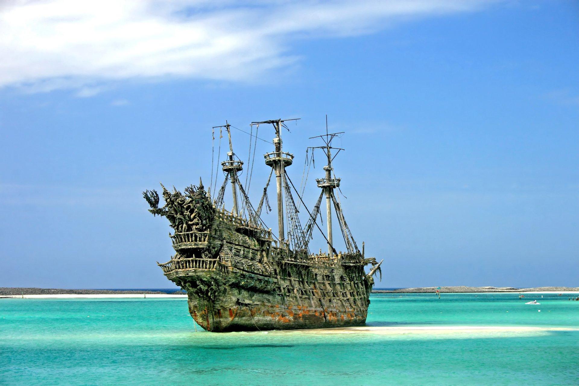 barco pirata encallado en playa del caribe