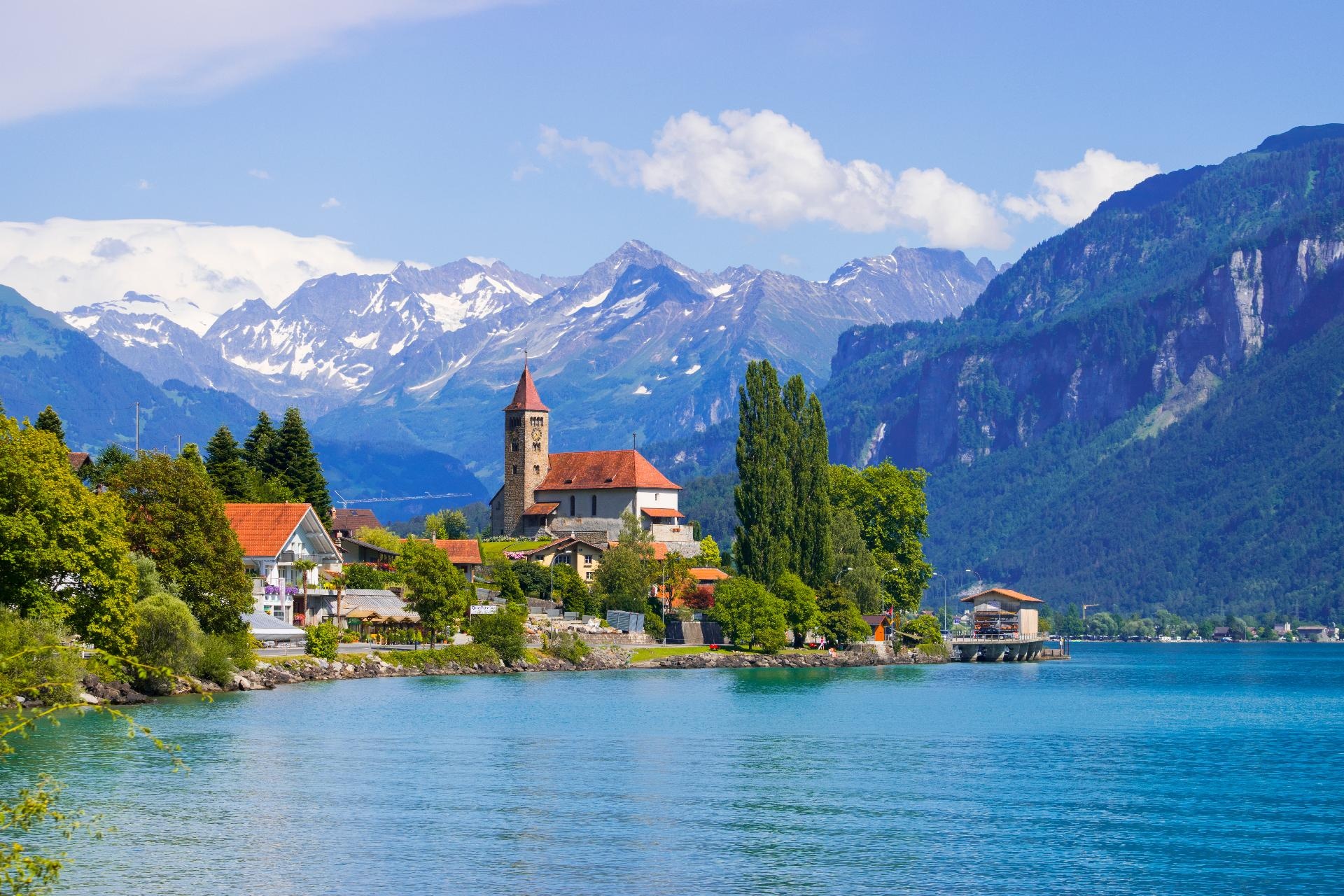 Vista-panoramica-de-la-ciudad-de-Brienz-en-el-lago-Brienz-por-Interlaken-Suiza.