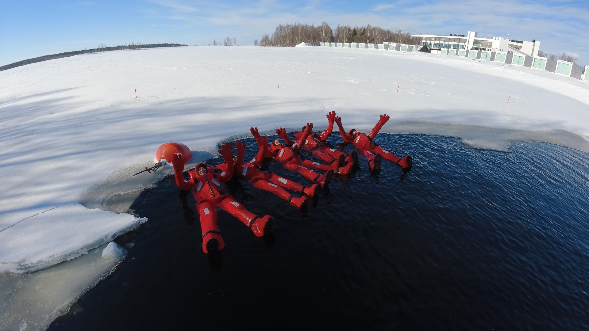 grupo de gente flotando en mar de hielo en Kemi SnowCastle Resort