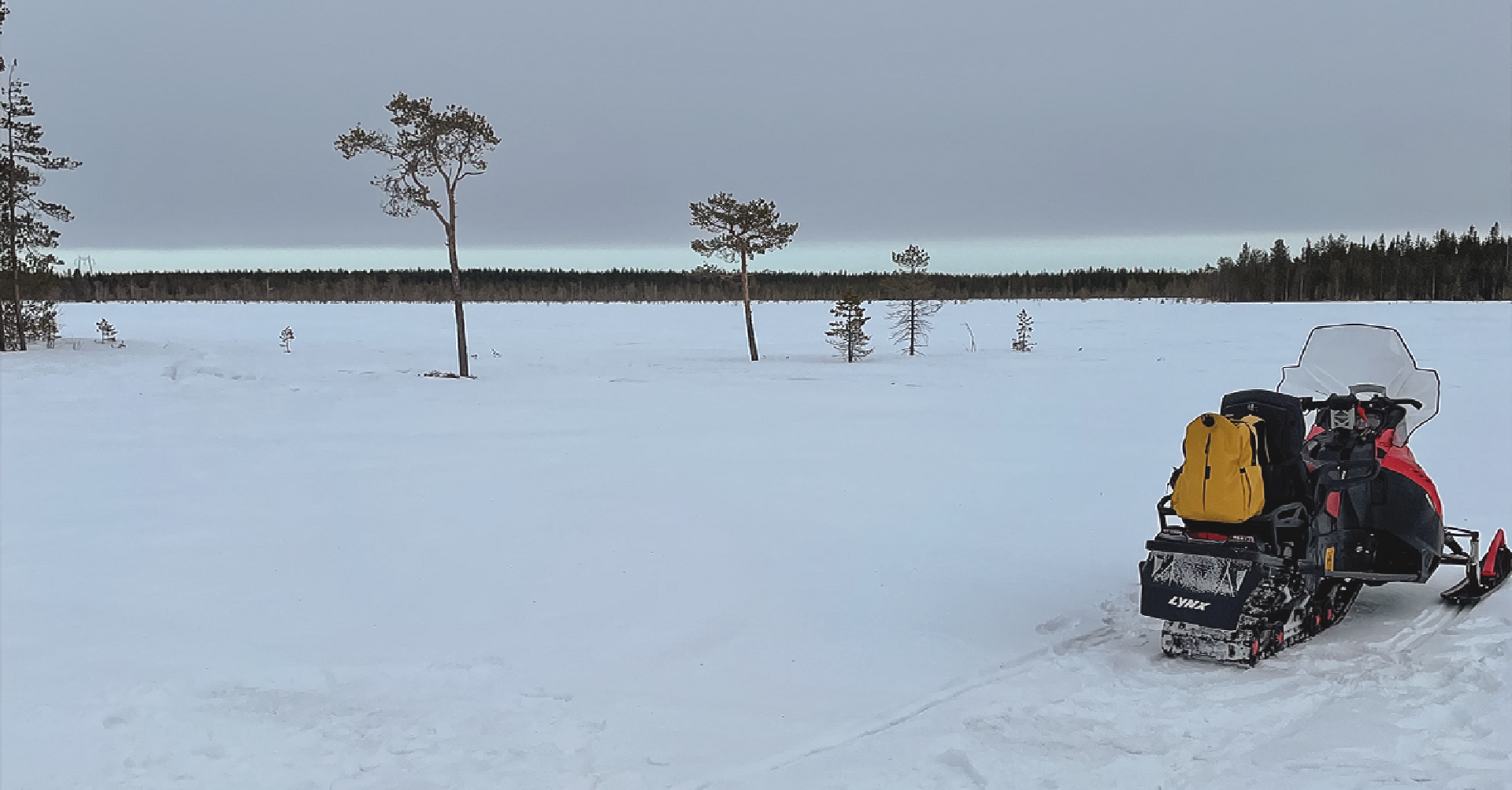 moto de nieve cruzando la frontera sueco-finlandesa