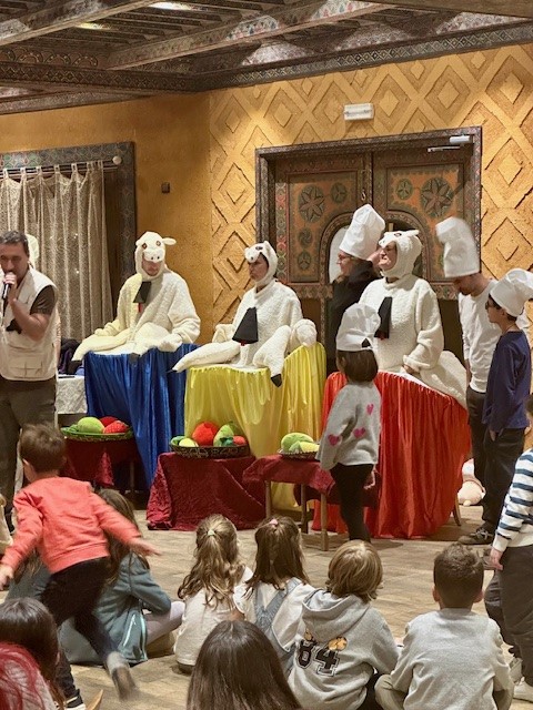 Actuación del grupo Brújula delante de un grupo de niños