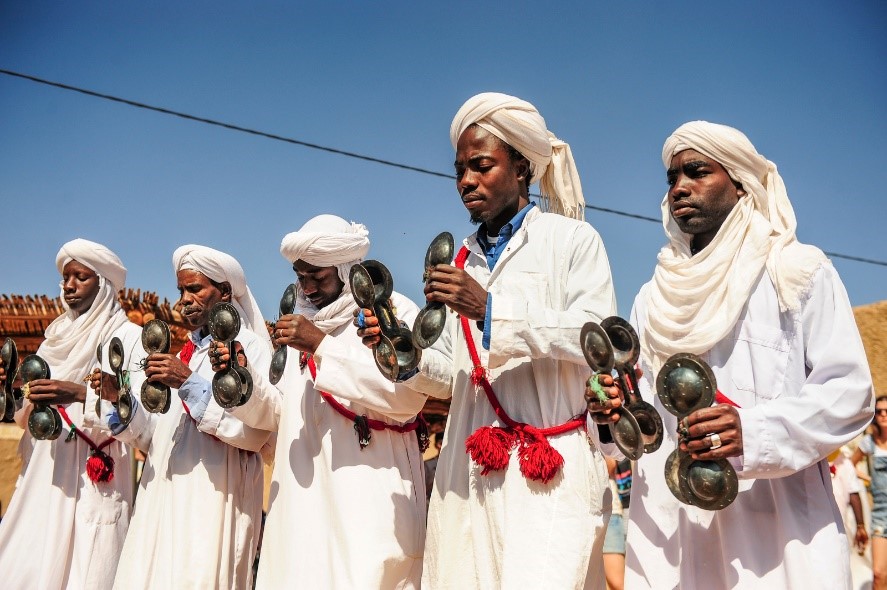 Grupo de habitantes de Khamlia practicando el folclore tradicional