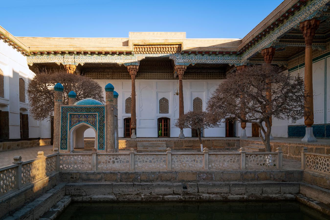 Vista del patio del complejo conmemorativo Bahauddin Naqshbandi