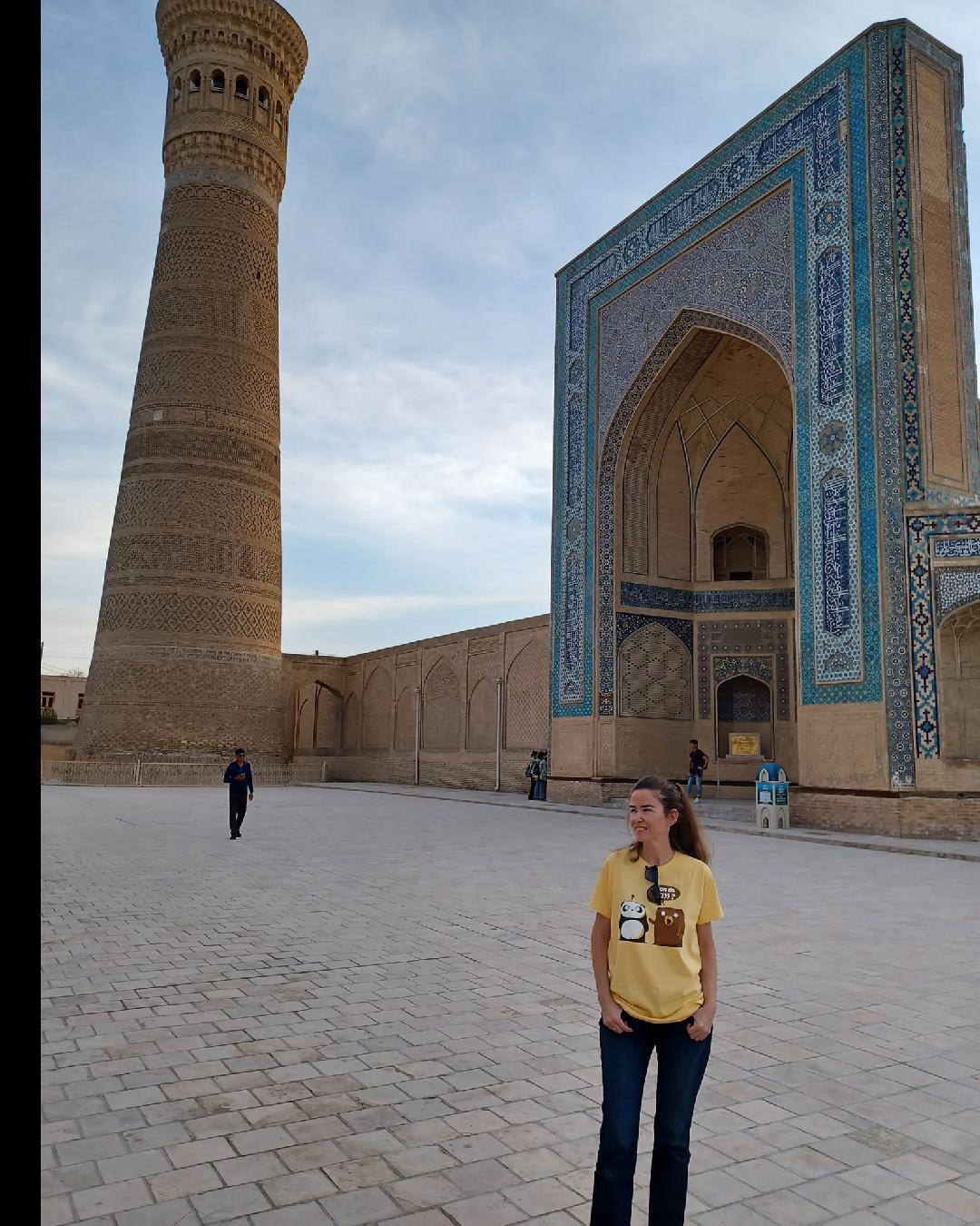 Lola en la plaza de la Mezquita Poi Kaylan en Bukhara