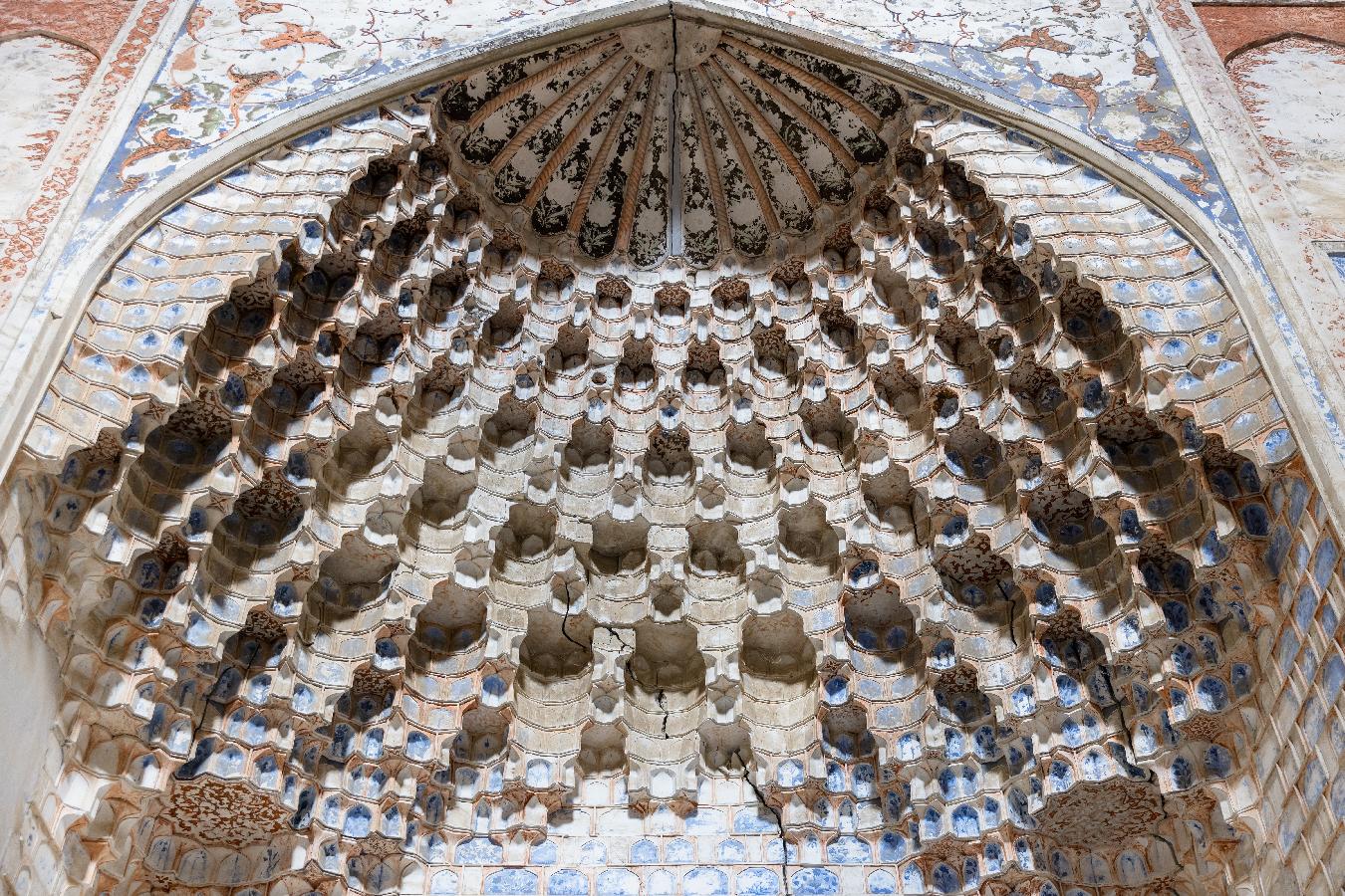 Mihrab en la mezquita de invierno de Abdulaziz Khan Madrasah, Bujará, Uzbekistán