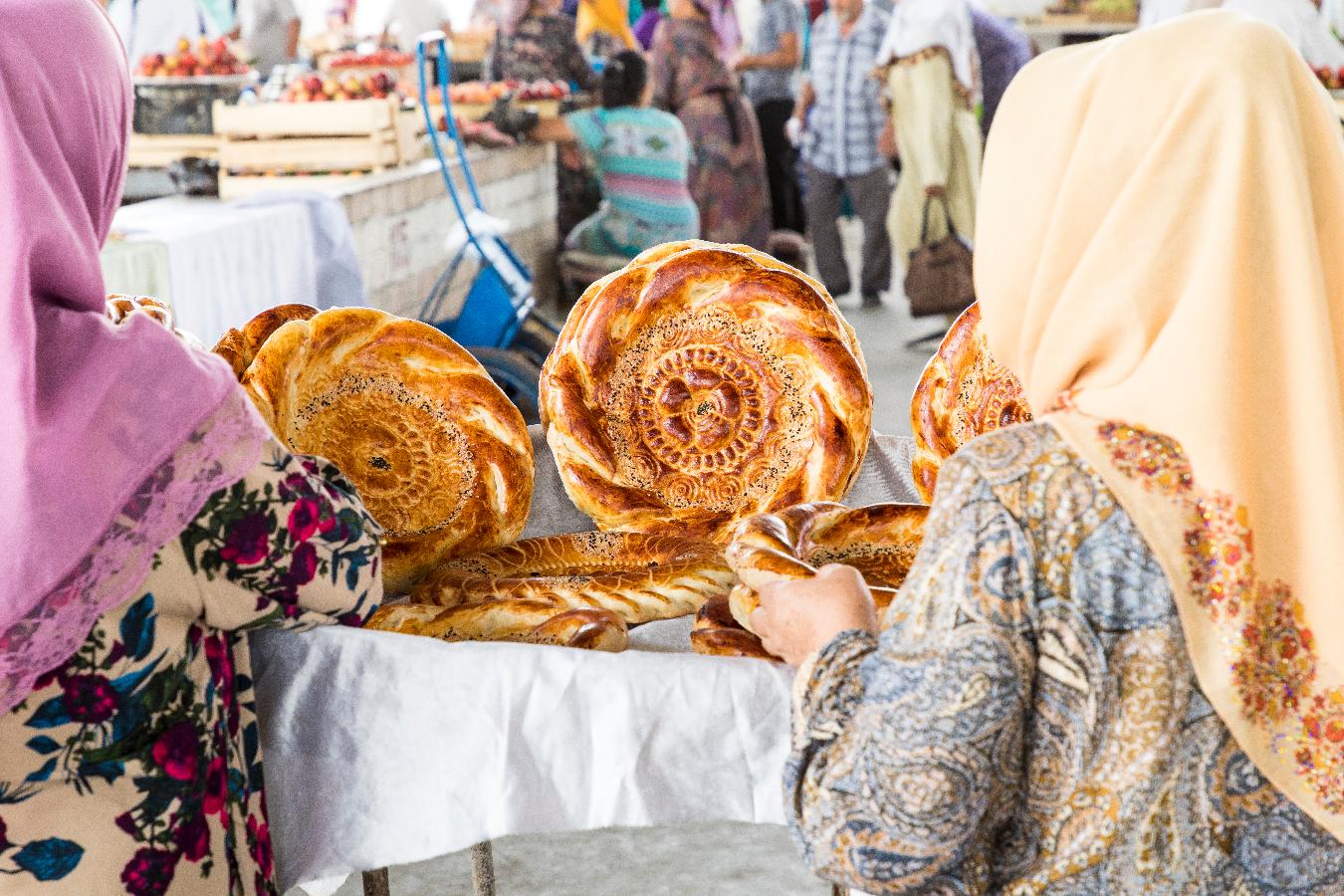 Señoras vendiendo en un mercado pan tradicional de Uzbekistan