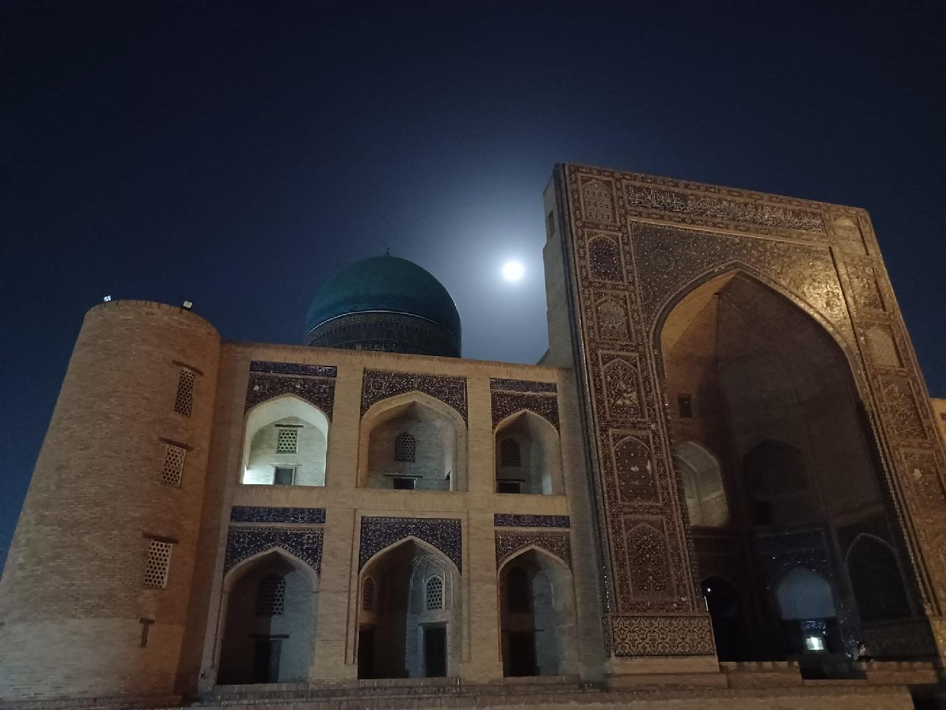 Imagen nocturna de la plaza de Registan en Bukhara