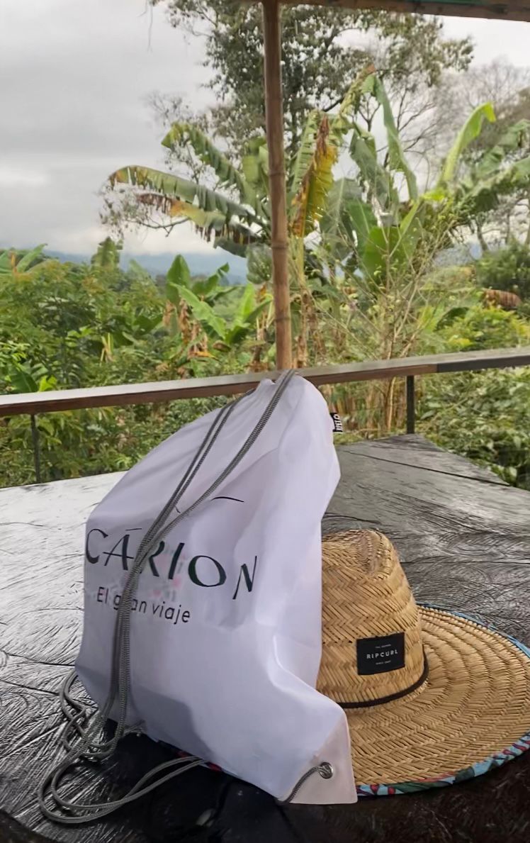 Mochila y sombrero de Icarión en el eje cafetero