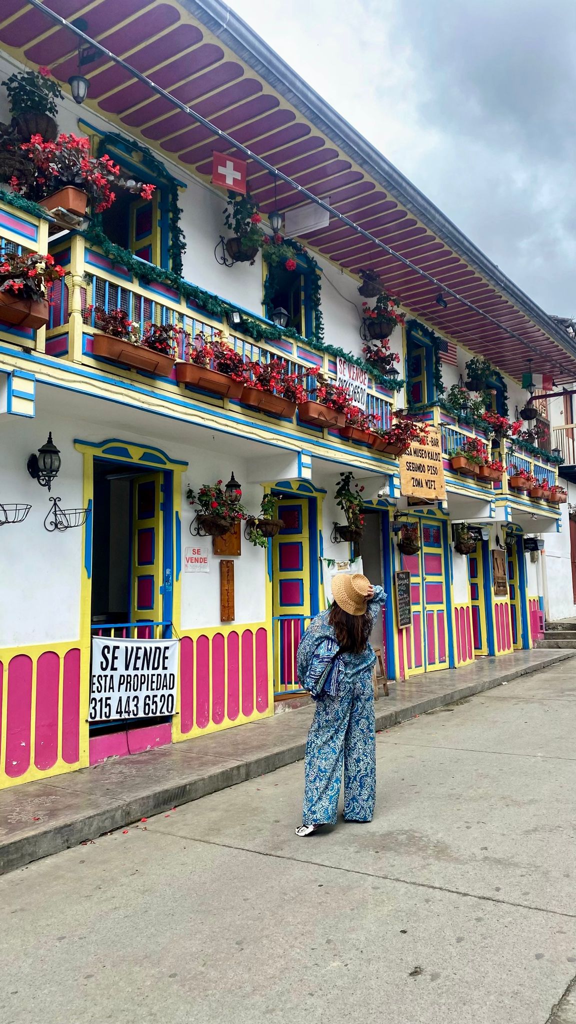 Calle de un pueblo ubicado en el eje cafetero