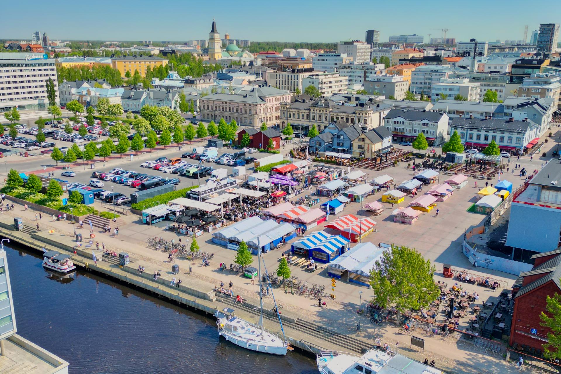 Mercado de verano en Oulu