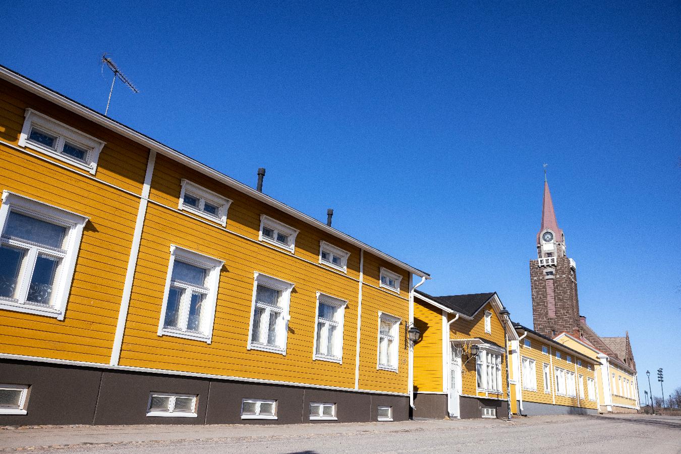 Calle con edificios de madera en Raahe