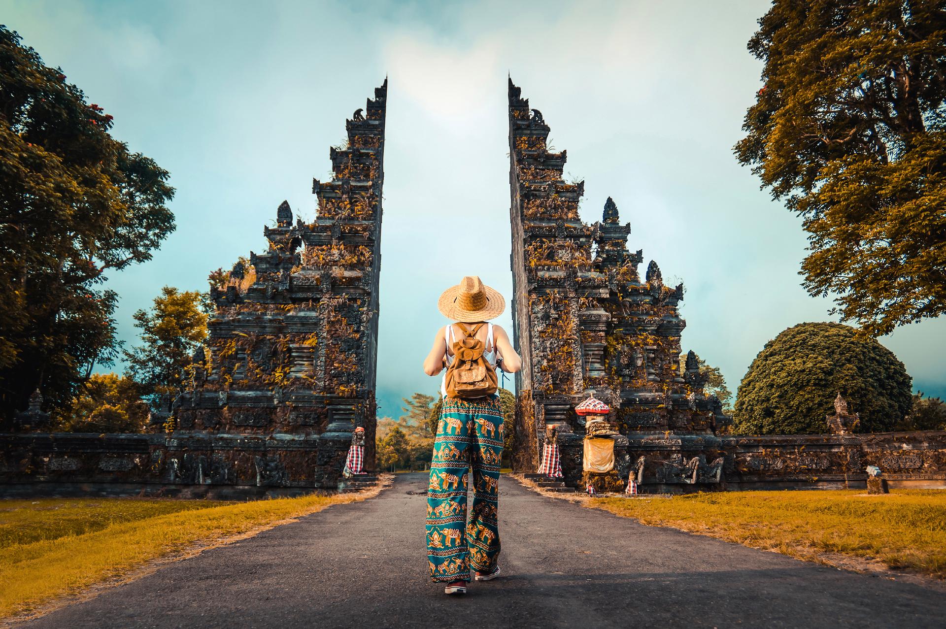 Mujer con mochila explorando Bali, Indonesia