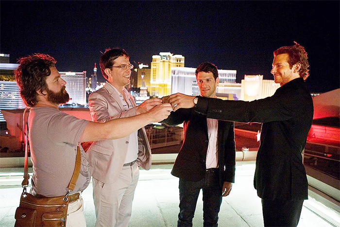 grupo de amigos tomando selfies delante del cartel de bienvenida a Las Vegas