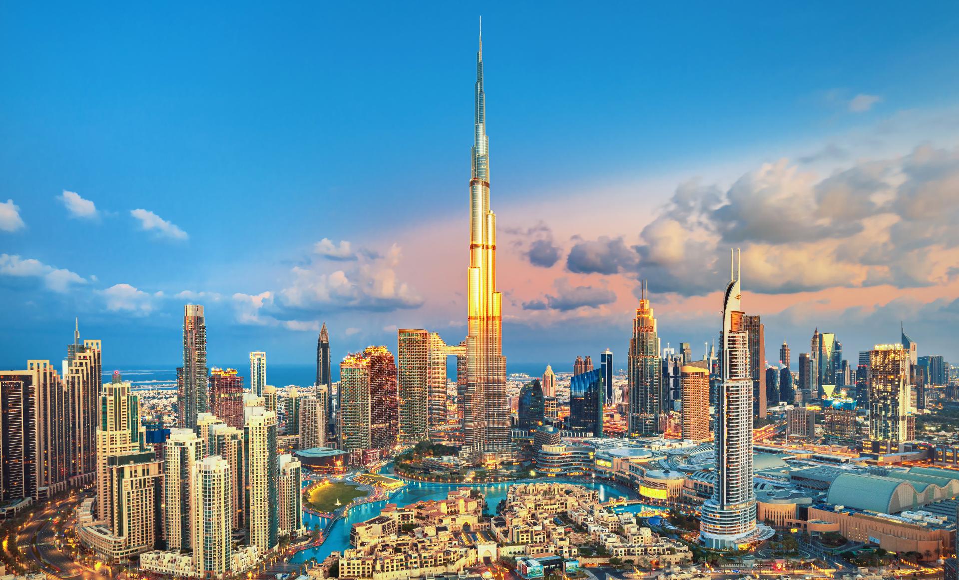 Centro urbano de Dubai con rascacielos de lujo