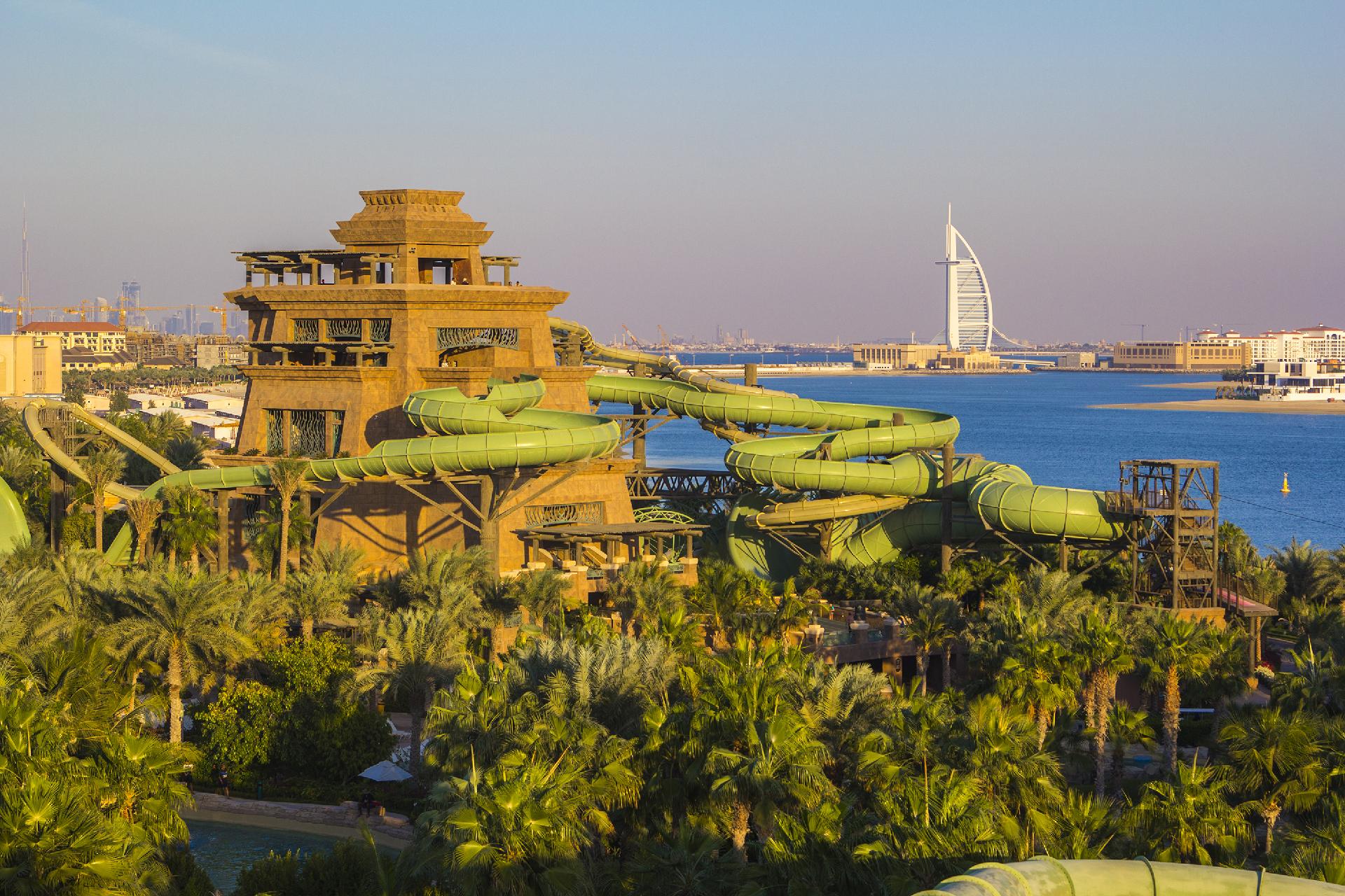 Vistas al parque acuático Aquaventure de diversiones en la isla de Palm en Dubái