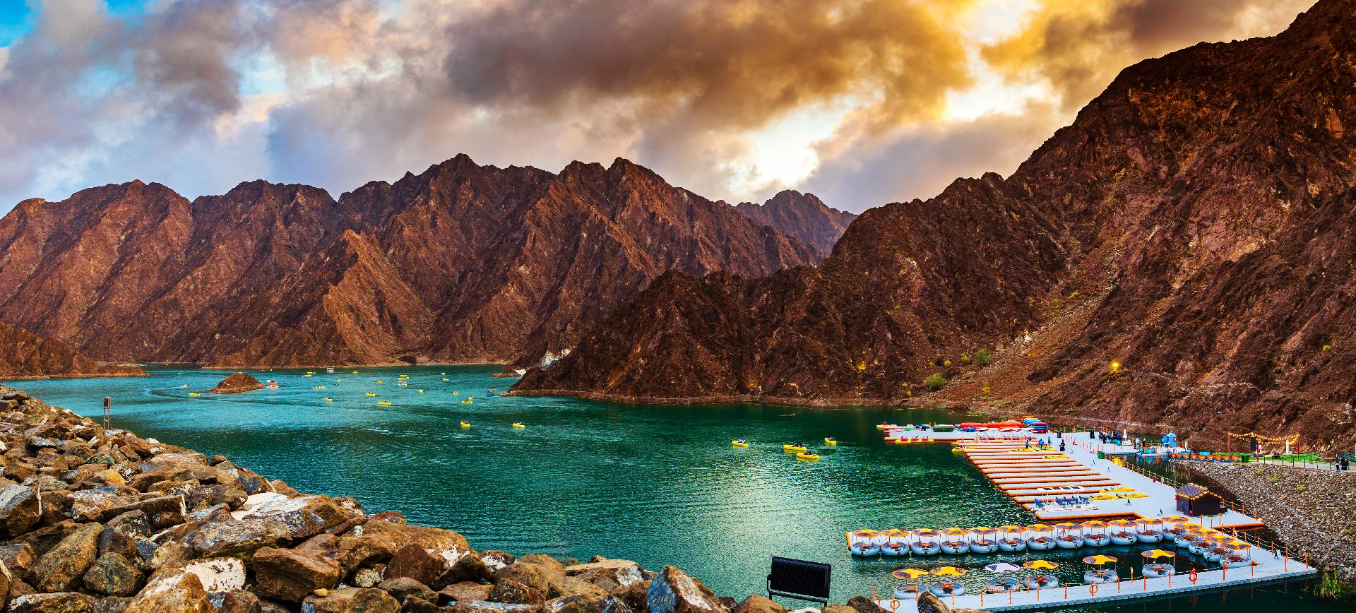 Vista de la represa Hatta o del lago y la montaña Hajar en el Emirato de Dubai