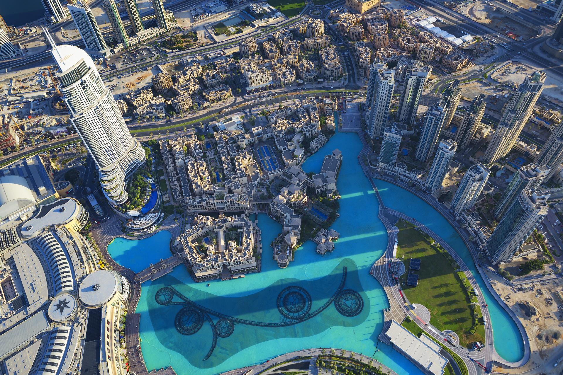 Vista de la ciudad de Dubái desde lo alto de una torre