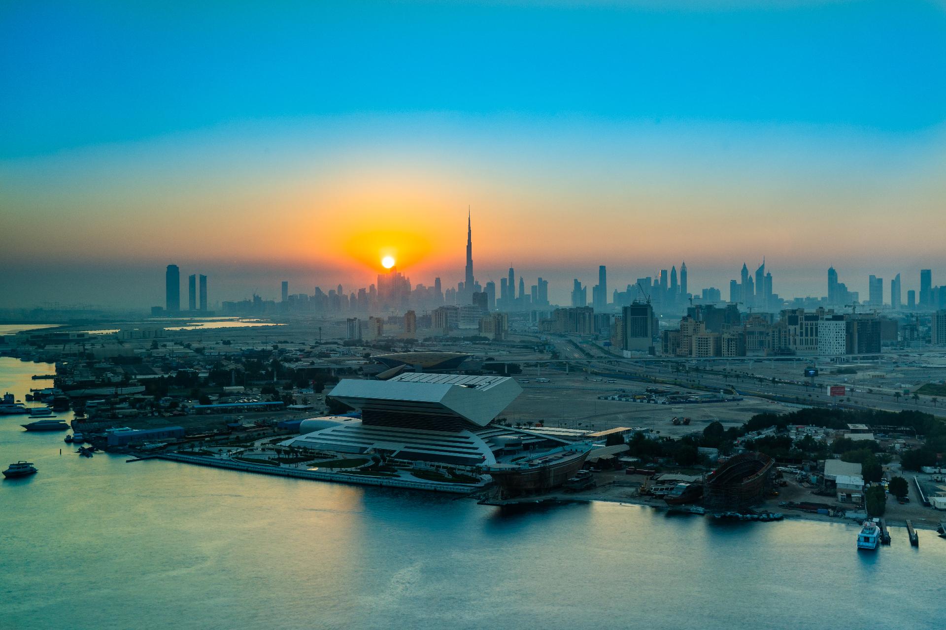 Atardecer en Dubái con vistas a la biblioteca Mohammed bin Rashid