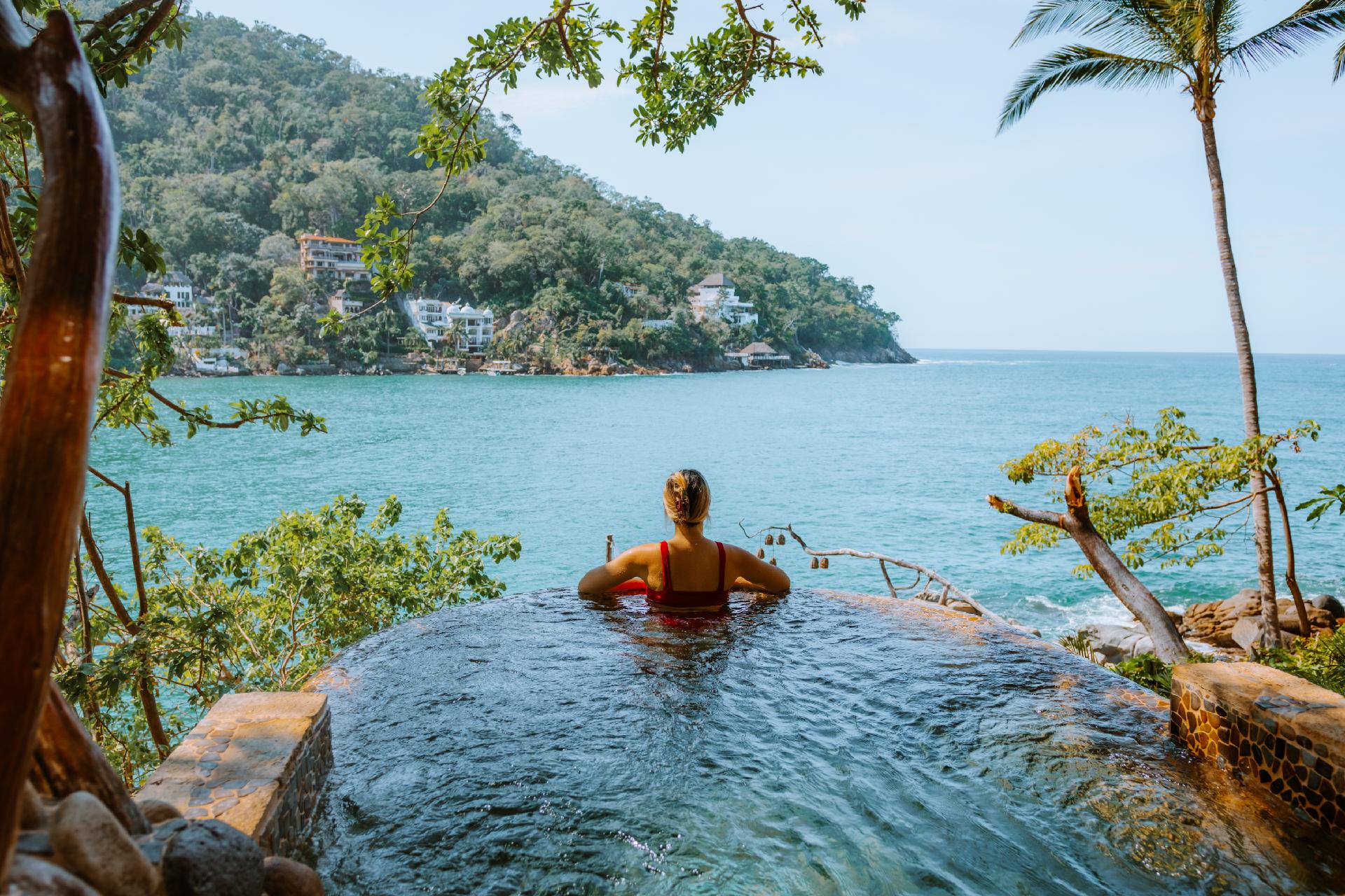 piscina borde infinito frente al mar en Puerto Vallarta