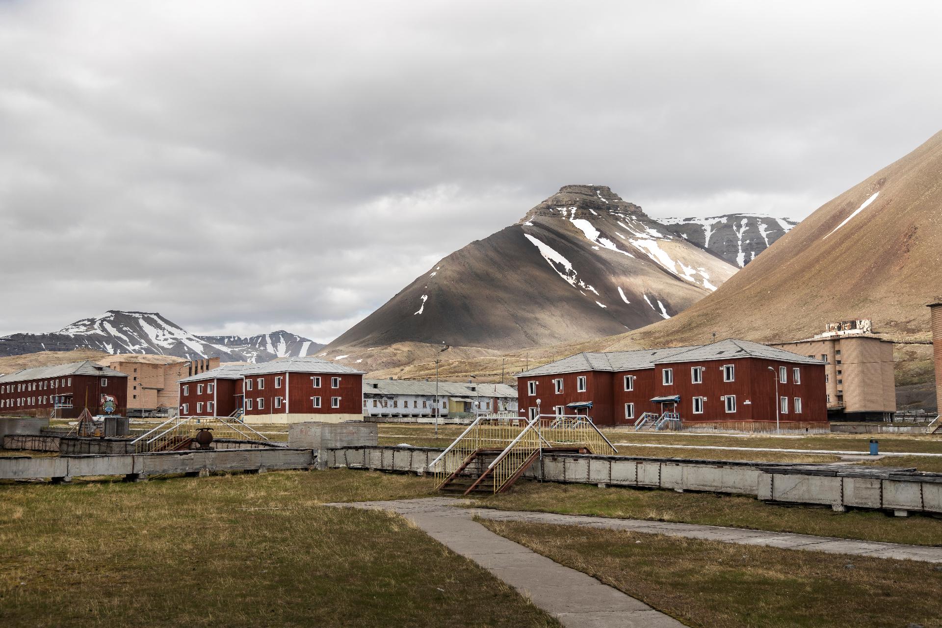 Ciudad minera de carbón abandonada Piramiden en Spitzbergen, Svalbard