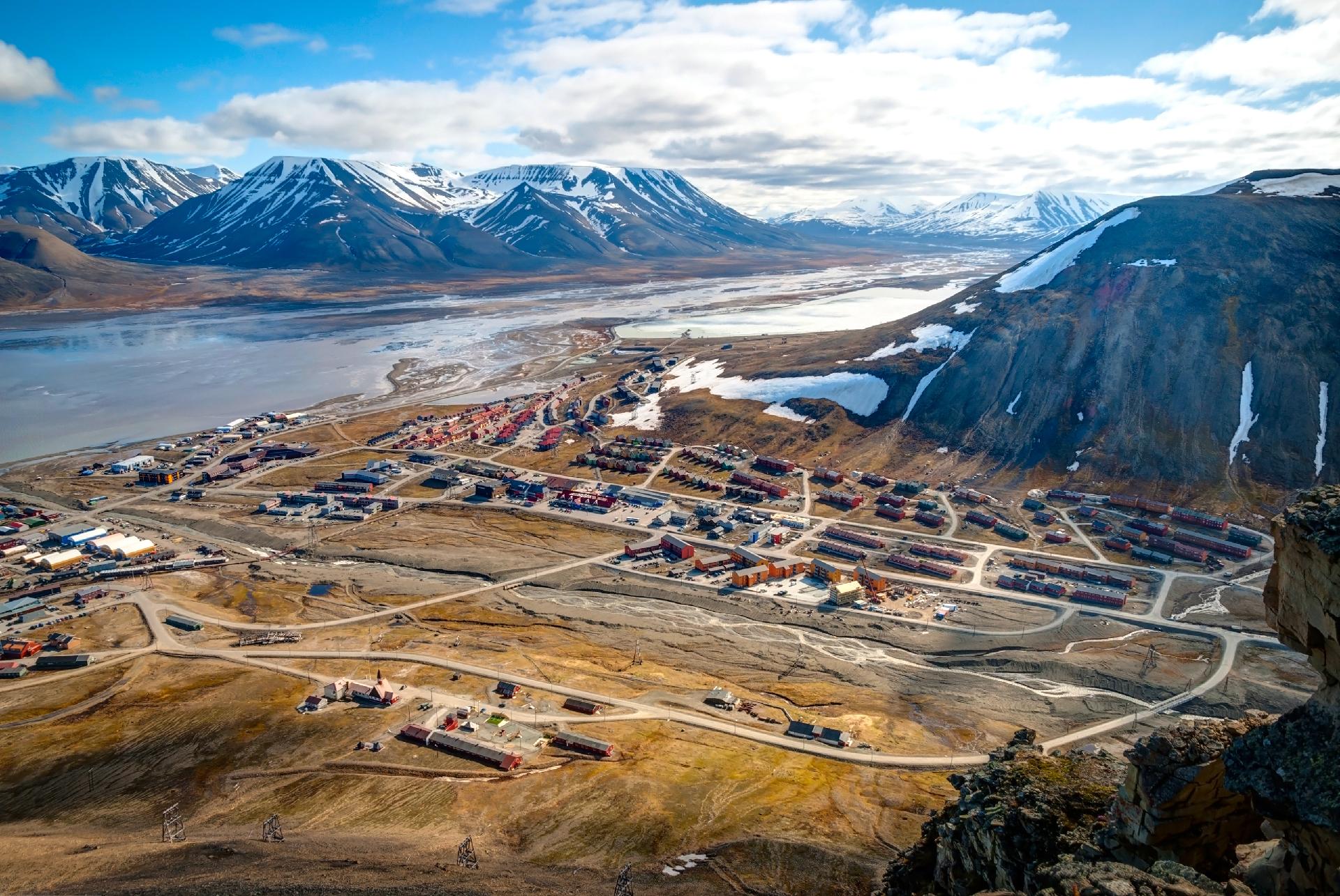 Vista aerea de Longyearbyen en Svalbard