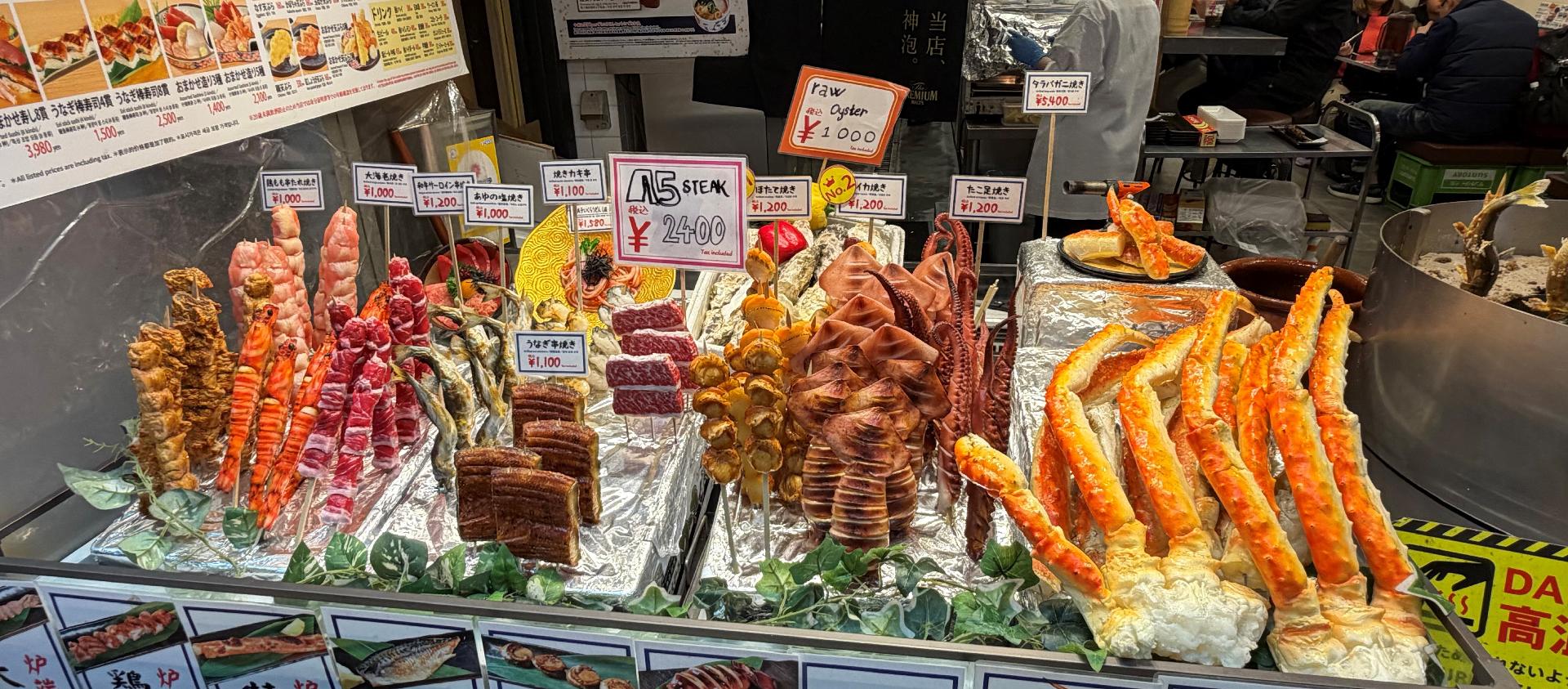 Exposición de mariscos en mercado de Japón