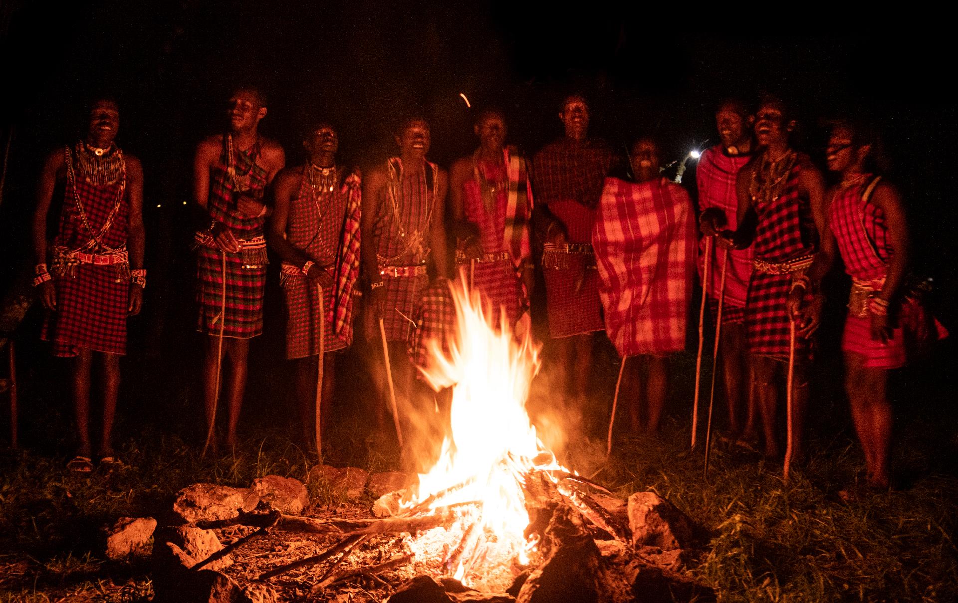 tradicional danza Masai alrededor del fuego