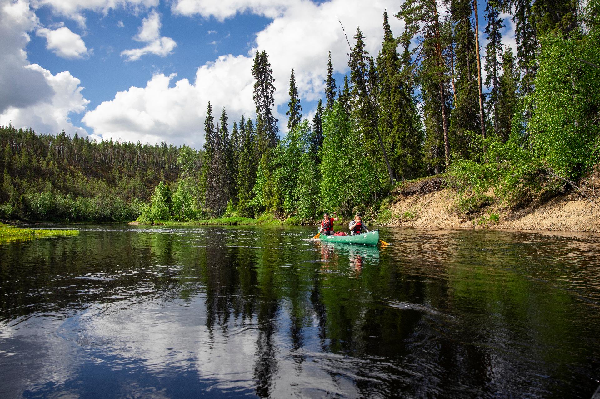 Gente montando en canoa a lo largo del río Oulankajoki en Kuusamo