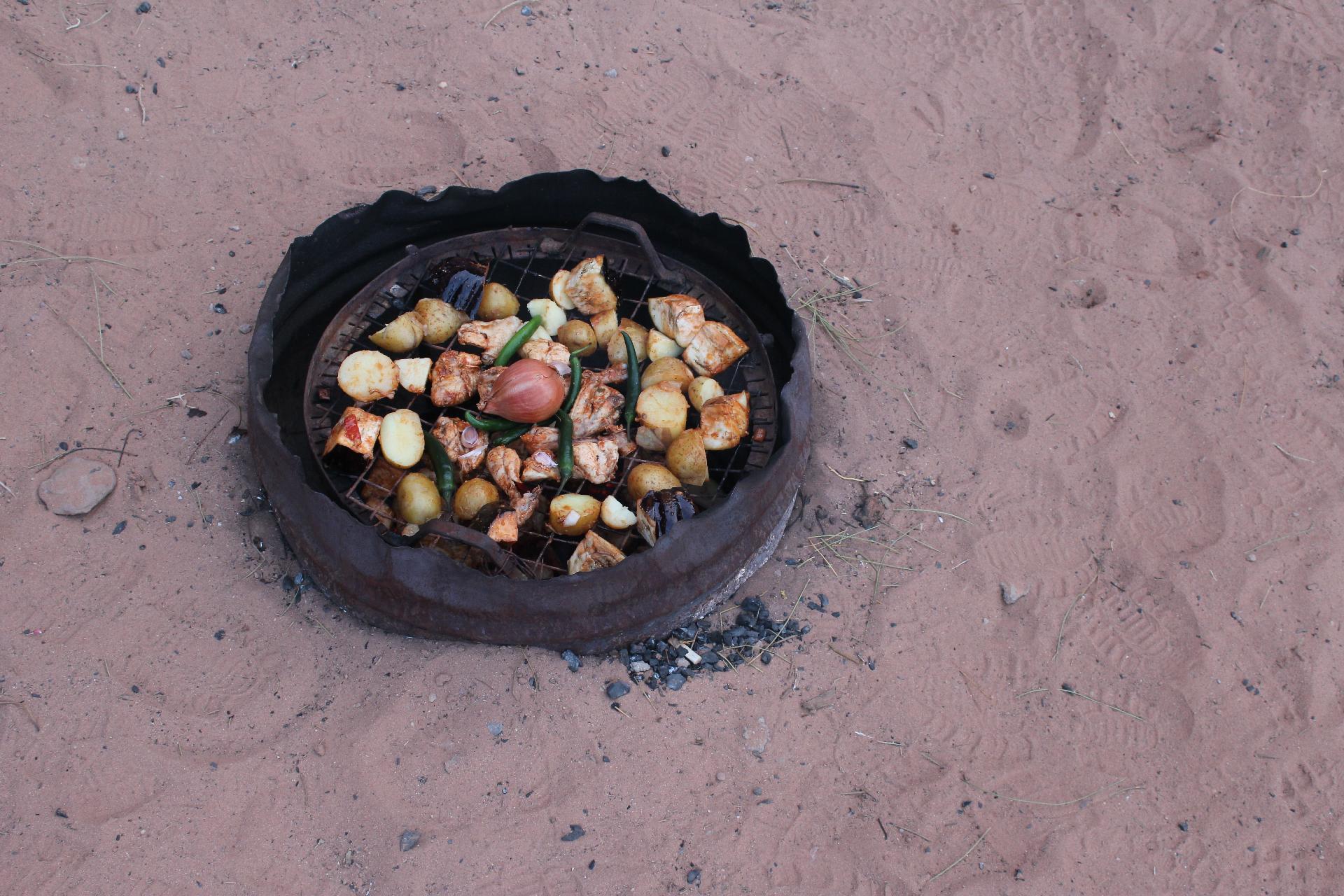 típica barbacoa jordana en el desierto, zarb