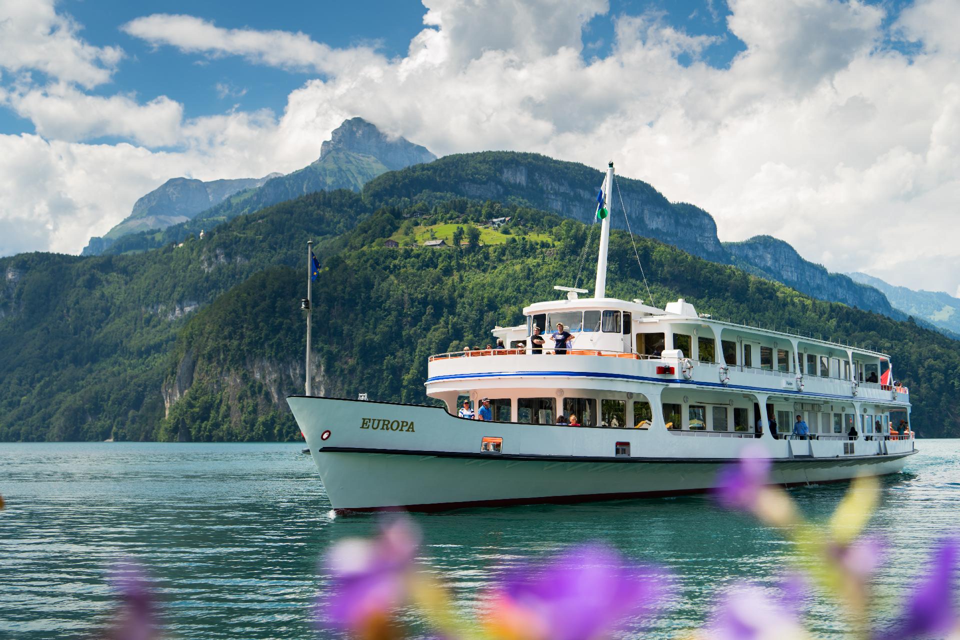Buque MS Europa en el lago de Lucerna