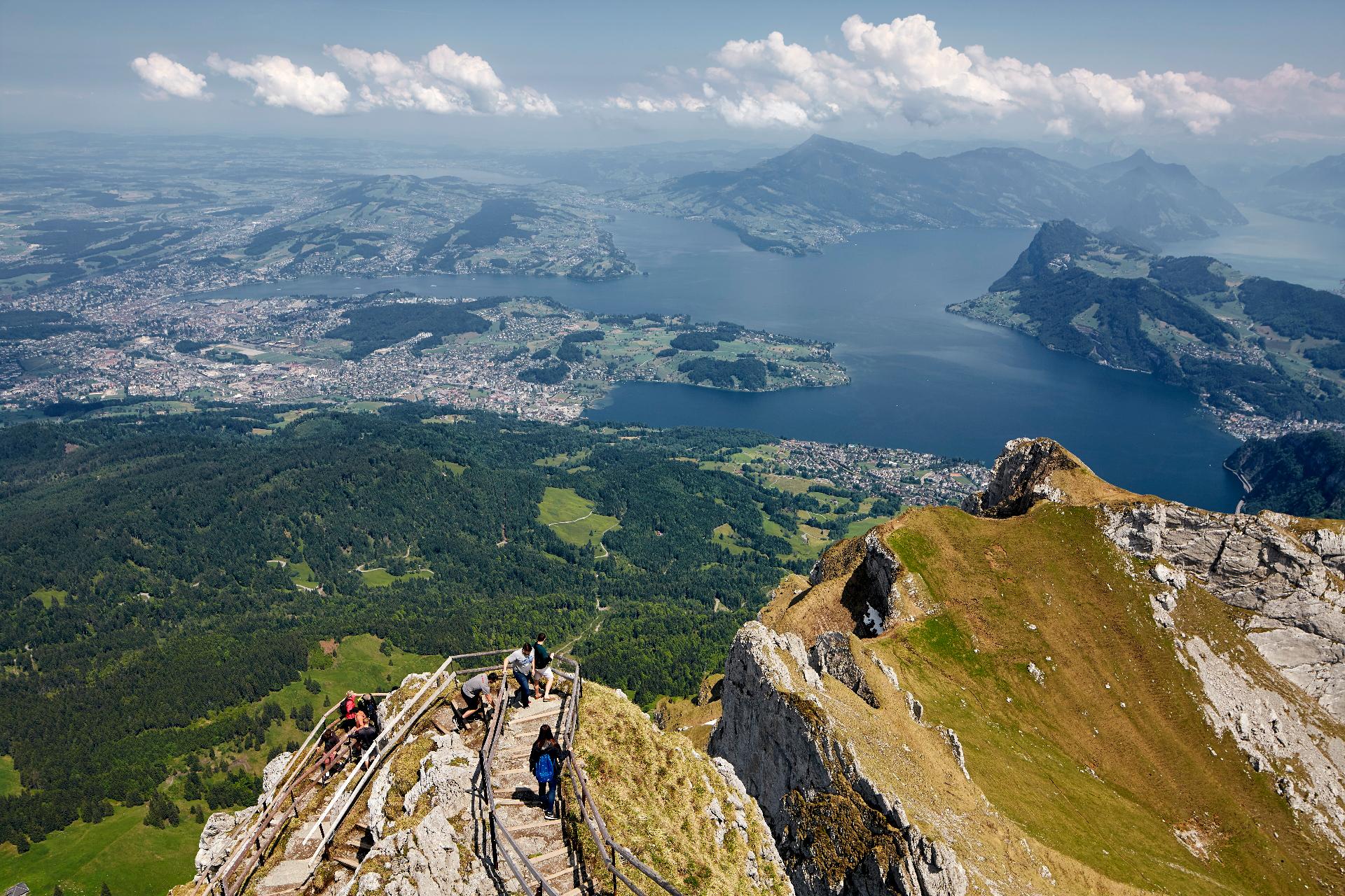Vista del lago Lucerna y los Alpes desde el Monte Pilatus