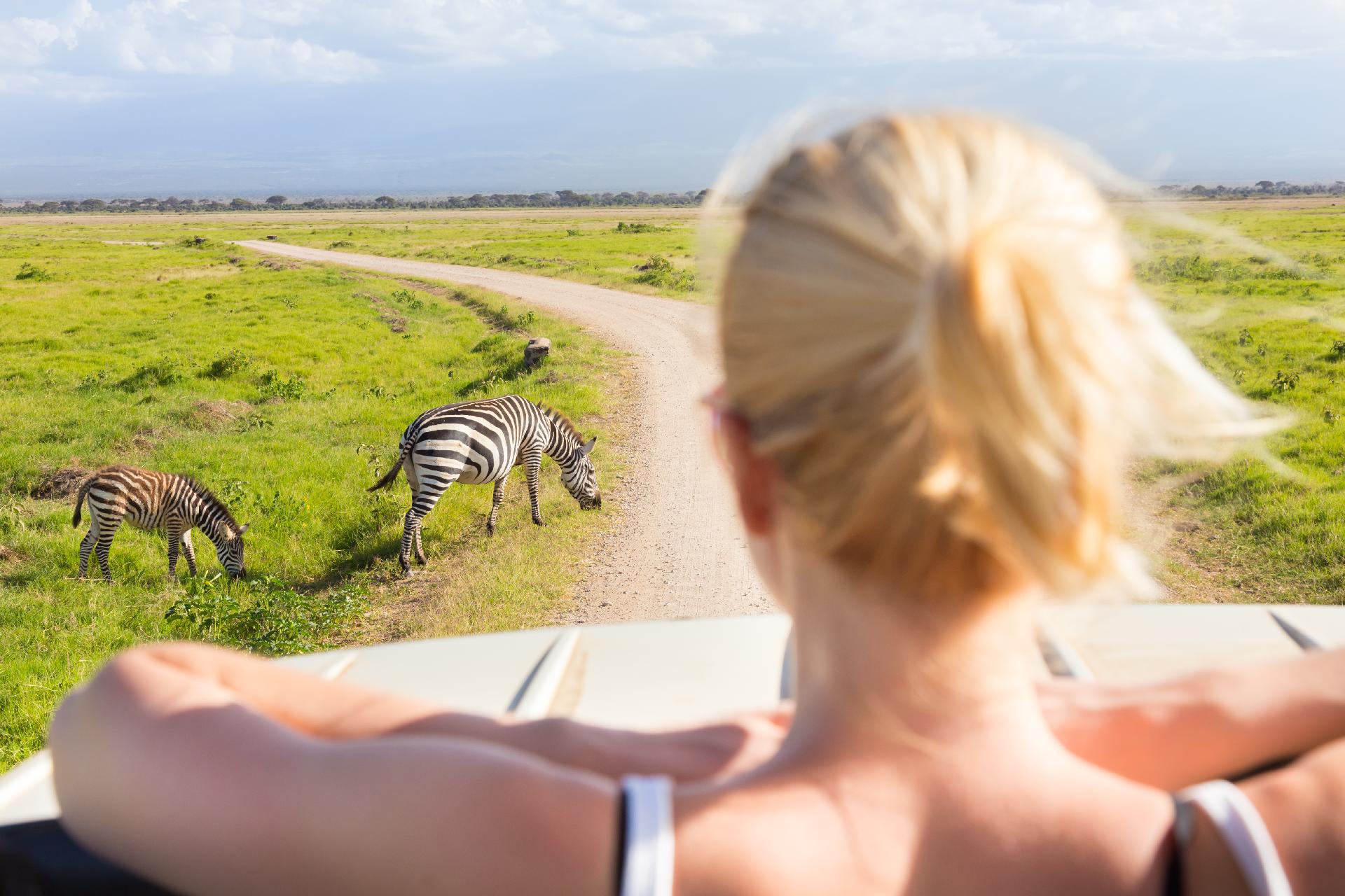 Mujer disfrutando de safari en África