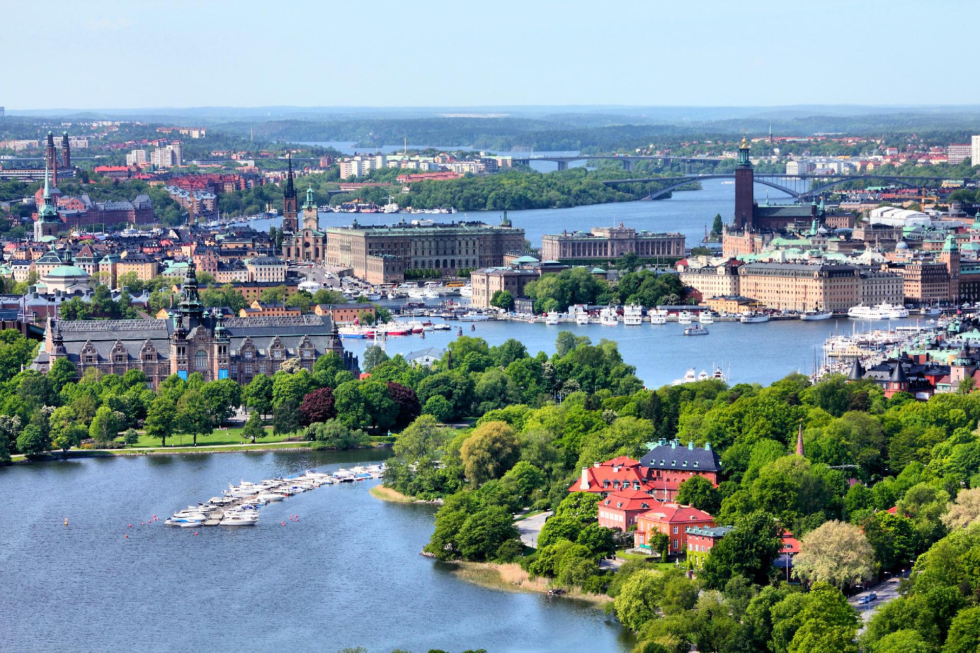Vista aérea de la famosa Gamla Stan y otras islas, canales, monumentos en Estocolmo