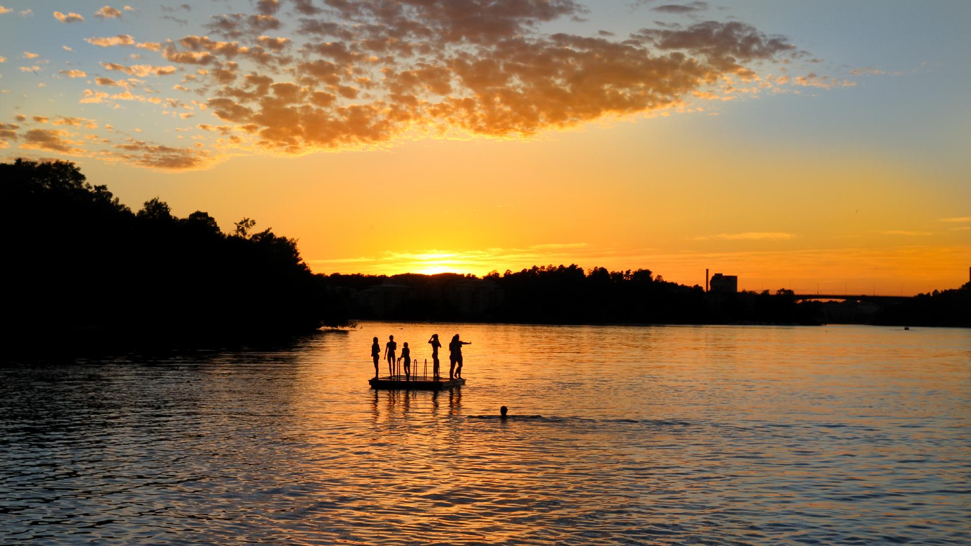 Puesta de sol en el lago Mälaren Estocolmo, Suecia
