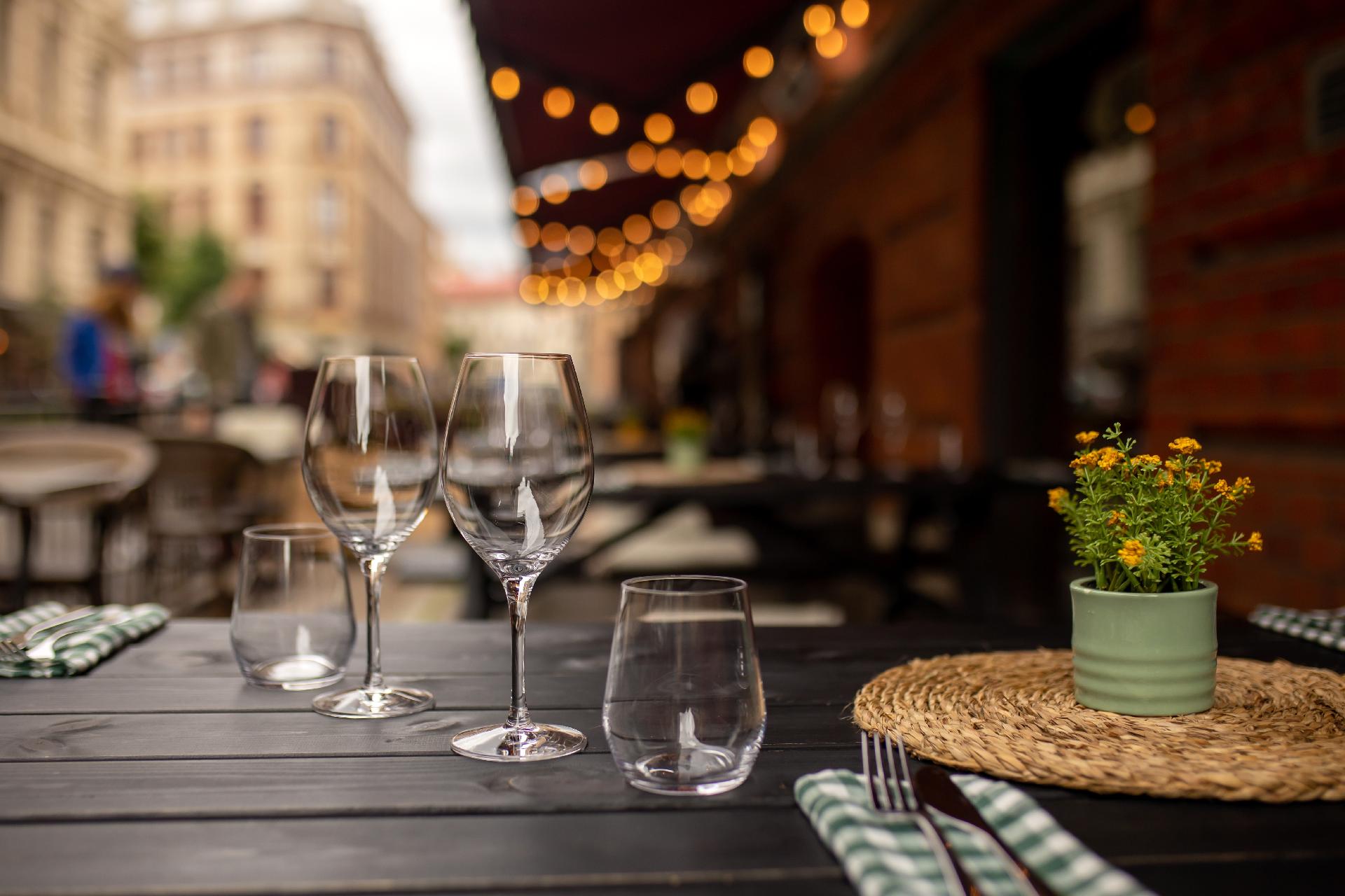 Mesa en un restaurante, preparado con estilo para los clientes en Estocolmo
