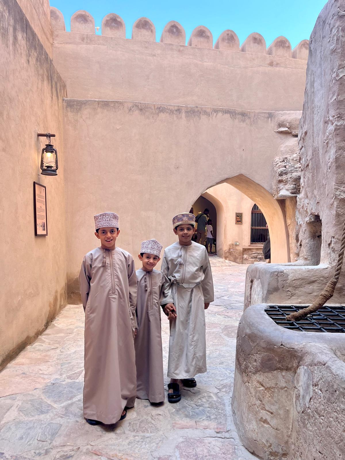 Niños omaníes en la ciudad de Nizwa
