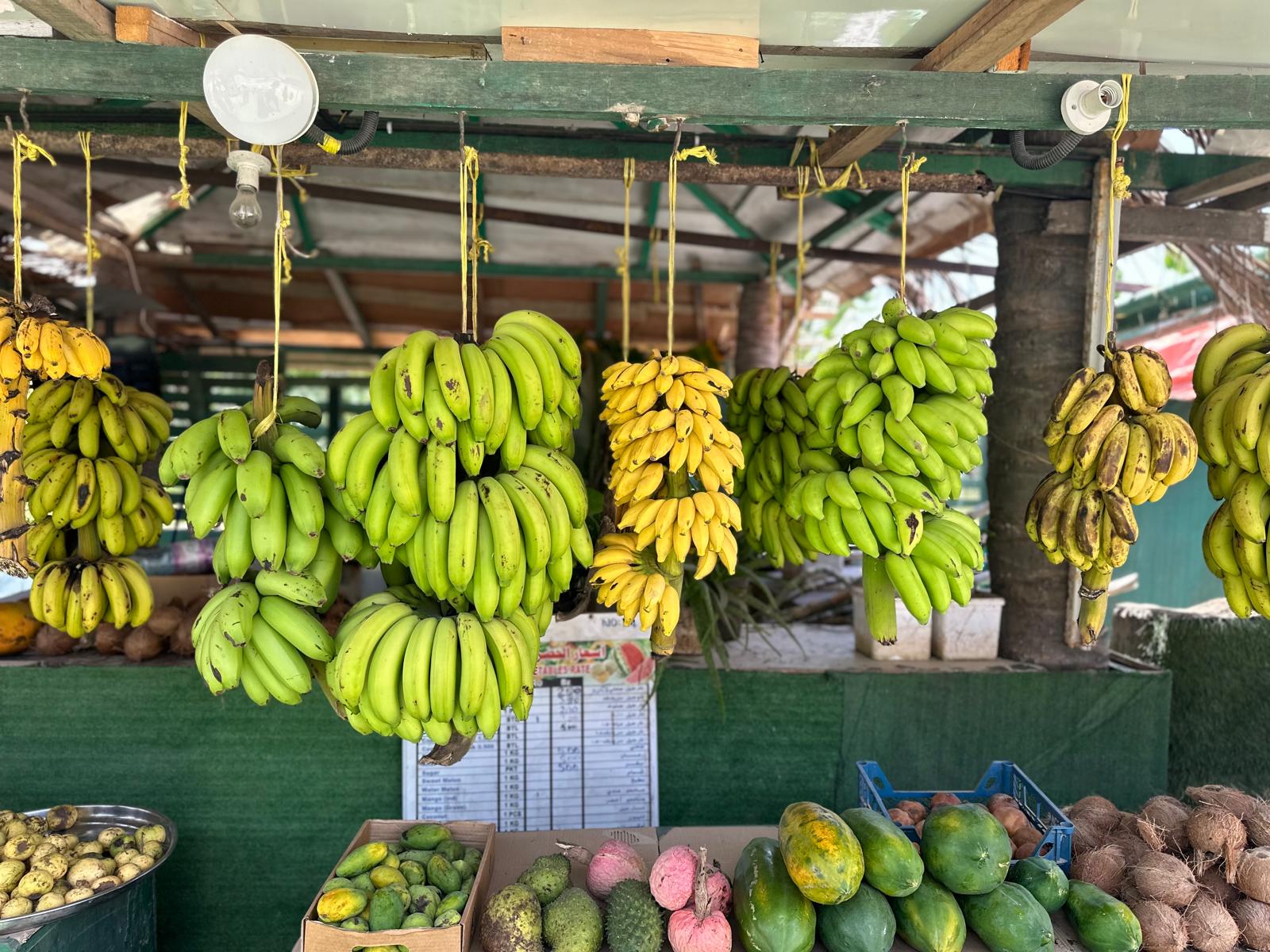 Tienda de frutas y productos frescos en un mercado de Omán