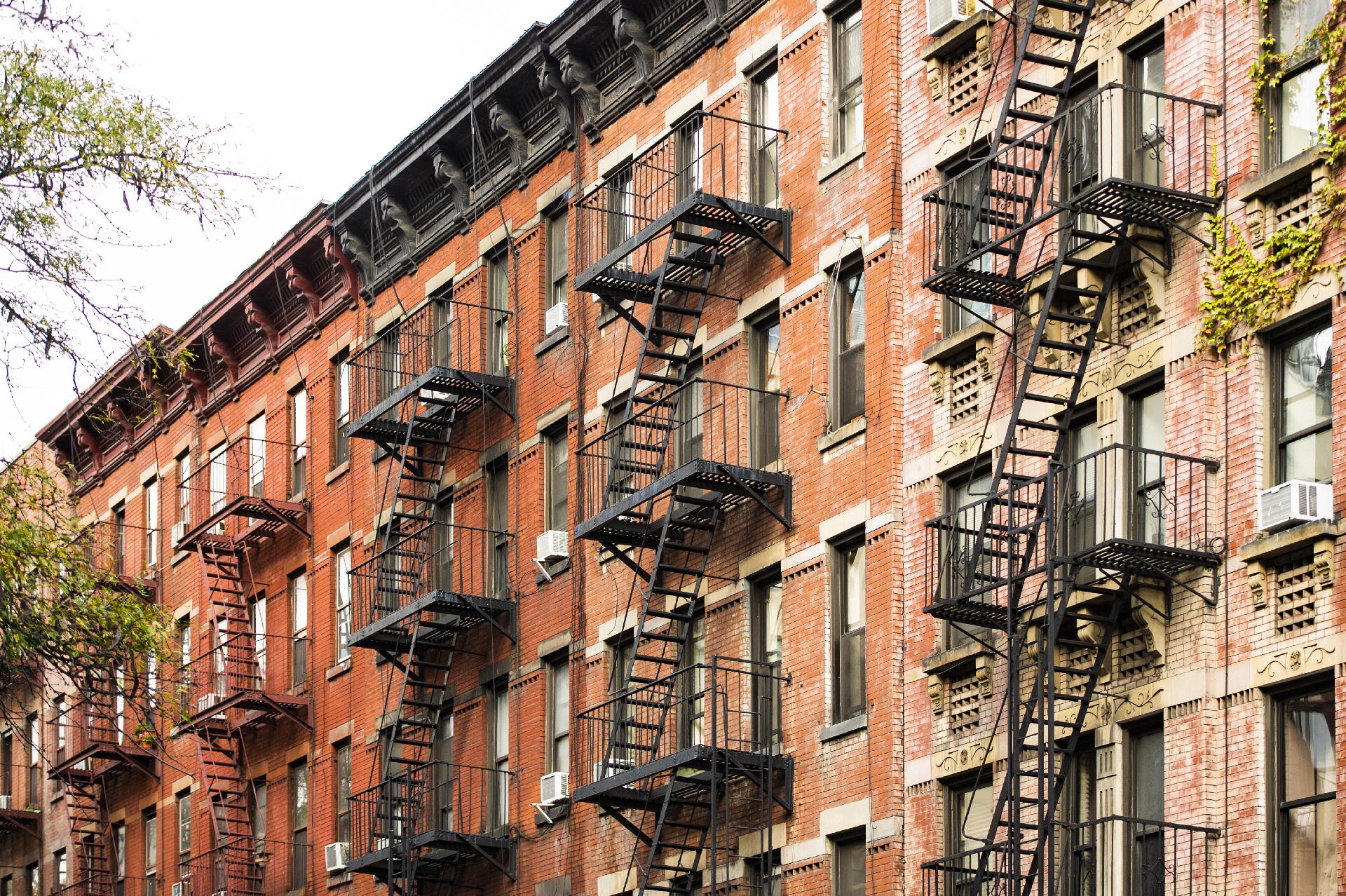 Apartamentos estilo Nueva York con escaleras de emergencia