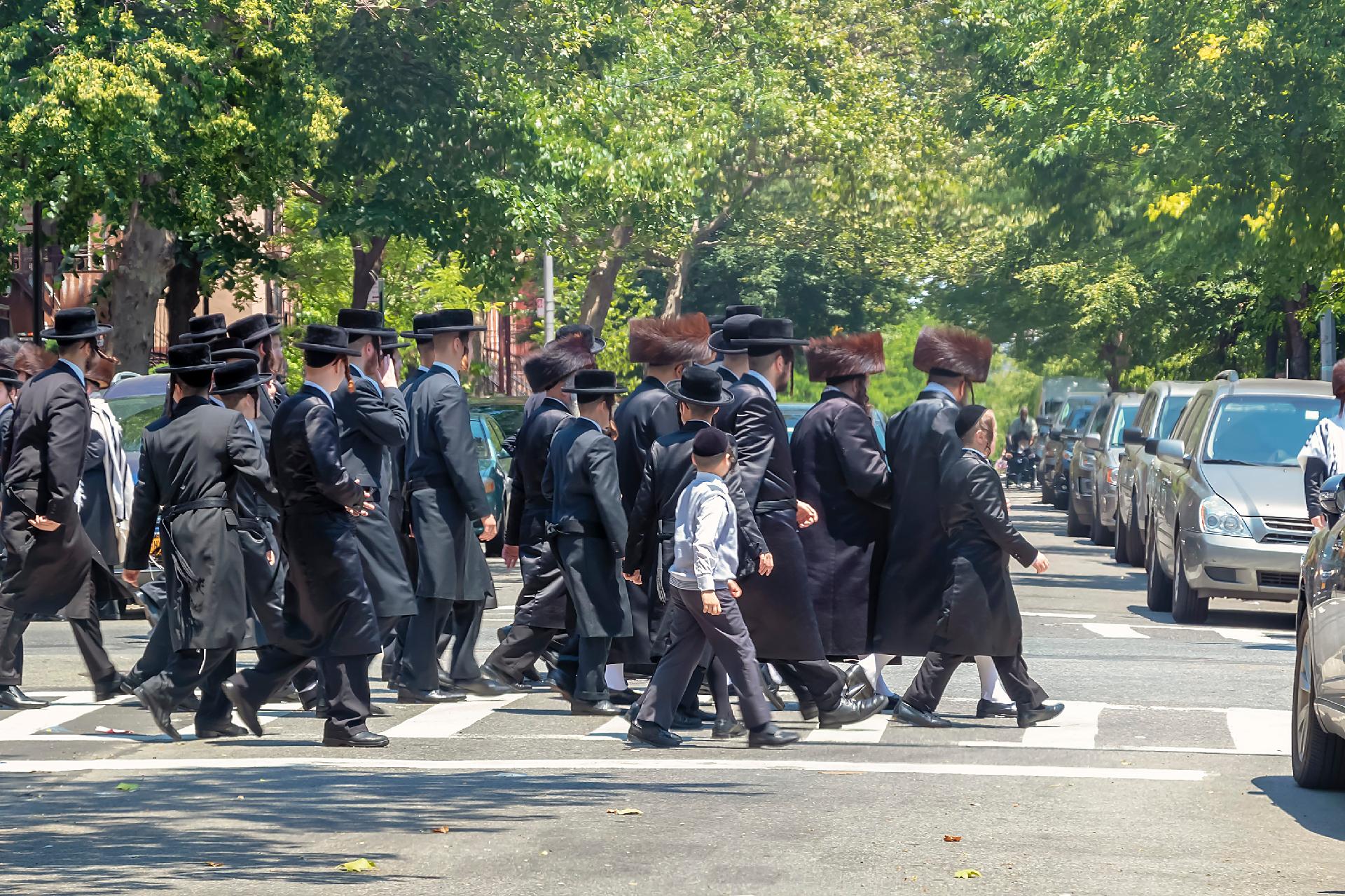 Judíos ortodoxos con ropa especial en Shabat, en Williamsburg, Brooklyn, Nueva York