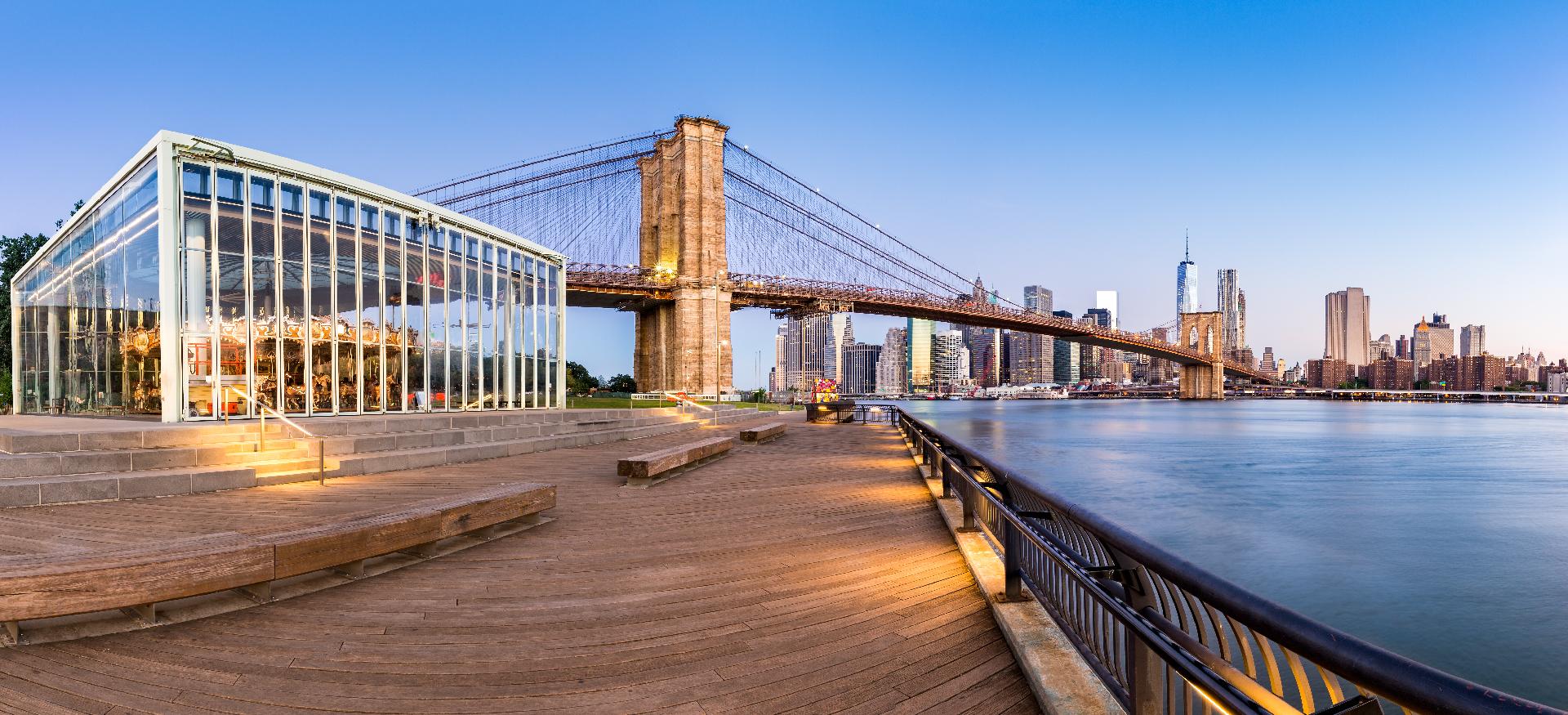 El puente de Brooklyn y el panorama en el horizonte de Lower Manhattan al amanecer