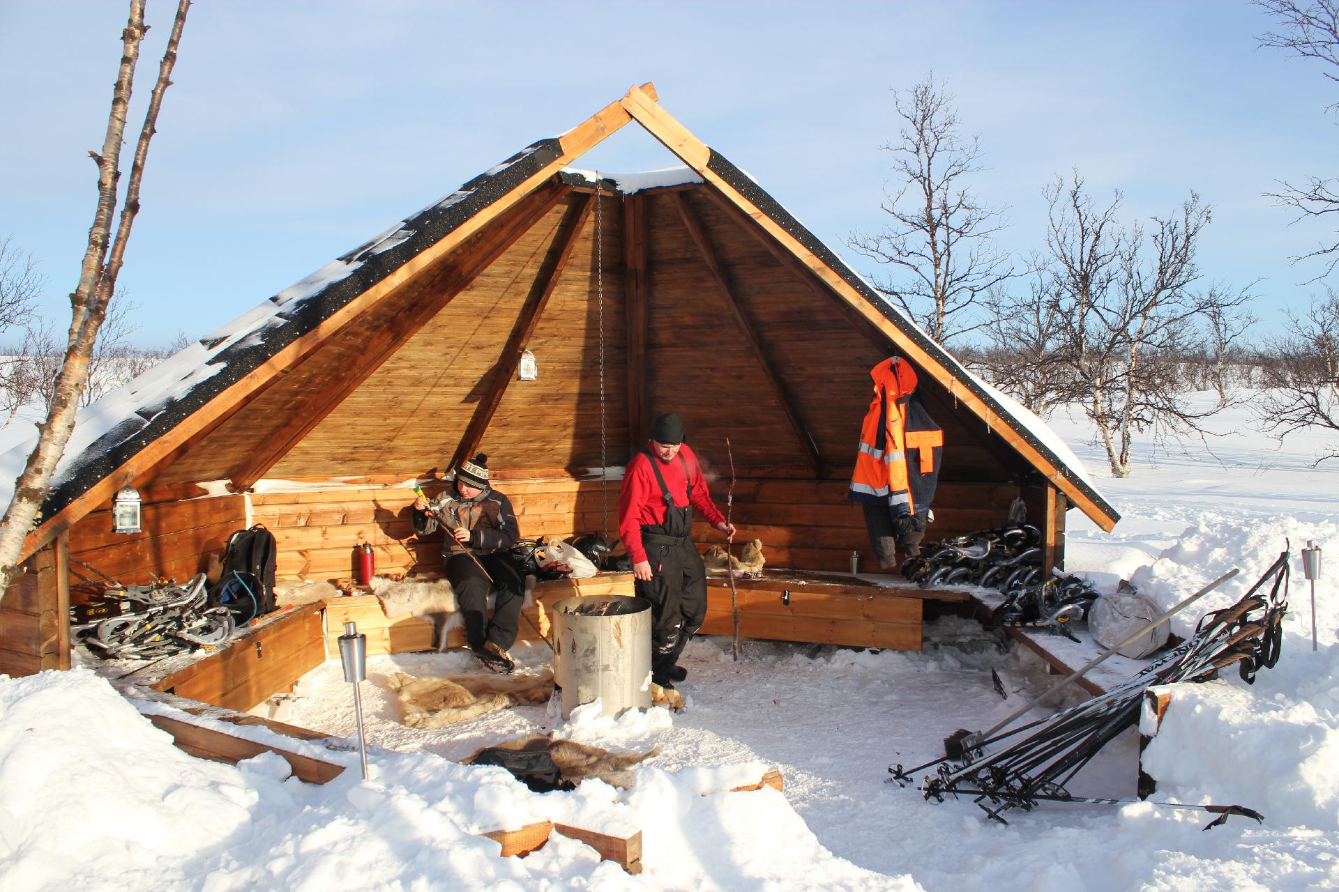 Miembros de una familia sami realizando actividades en Nuorgam